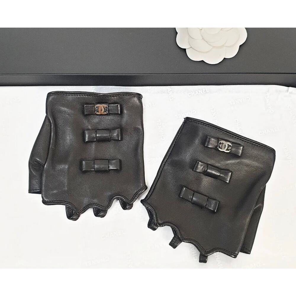 NWOB CHANEL Lambskin Black CC Logo Bow Fingerless Gloves Mittens -7.5 - Picture 2 of 6